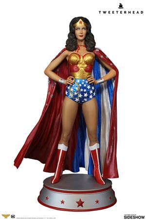 sideshow-comics-wonder-woman-cape-variant-maquette