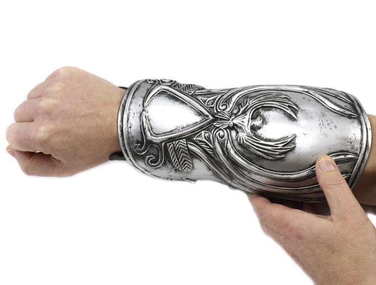 ASSASSIN CREED 2 EZIO HIDDEN BLADE ROLE PLAY GAUNTLET REPLICA